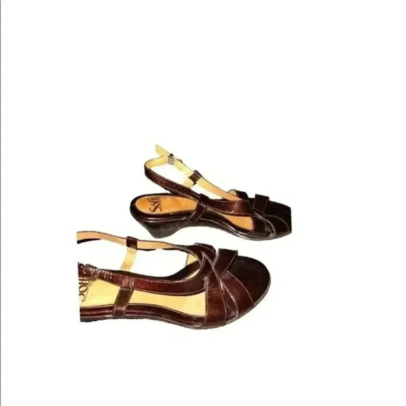 SOFfT burgundy patent leather sandals. - Picture 6 of 7